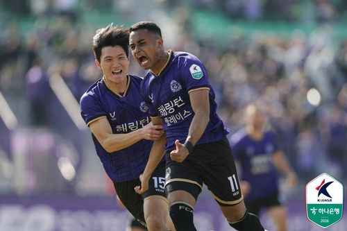 득점에 성공한 뒤 포효하는 FC안양의 아일톤