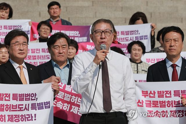 삭발하고 특별법 제정 촉구하는 박형준 시장