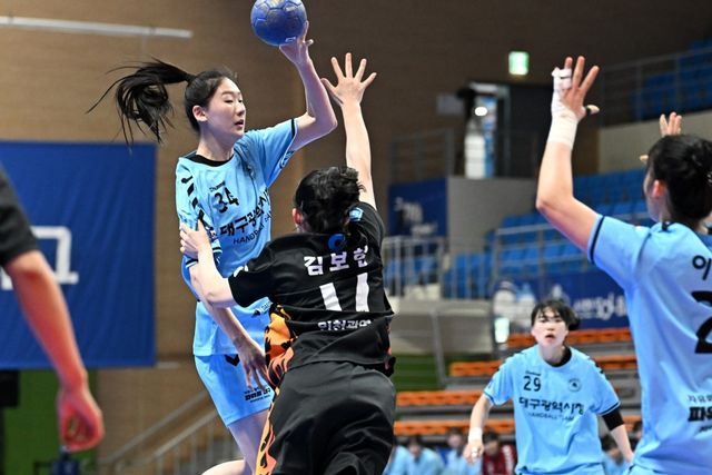 5일 인천시청과 경기에서 공격을 시도하는 대구시청 정지인. 