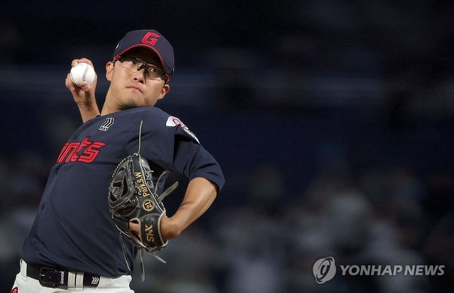 롯데 선발 박세웅 역투