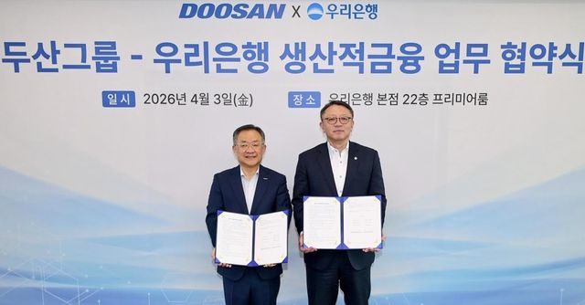 정진완 우리은행장(오른쪽)이 지난 3일 서울 중구 본점에서 김민철 두산 사장과 업무협약을 체결한 뒤 기념사진을 촬영하고 있다. [우리은행 제공]