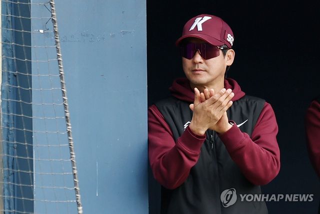 박수치는 설종진 키움 감독