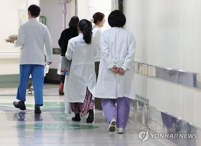 한 지역 국립대병원서 이동하는 의료진 모습