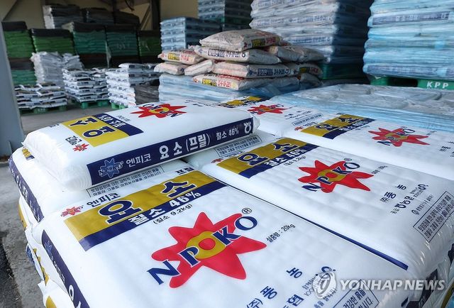 쌓여 있는 요소 비료