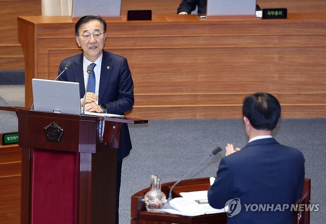 경제 분야 대정부질문 답변하는 김윤덕 국토교통부 장관