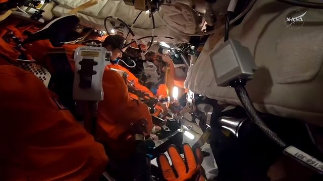 우주복 시험하는 아르테미스 2호 승무원들