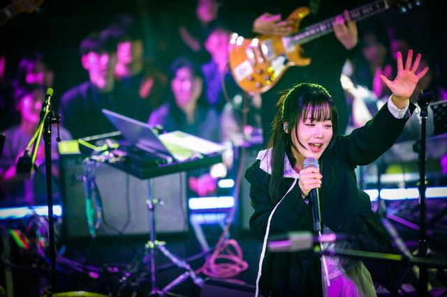 EBS '스페이스 공감'의 '홈커밍데이'에서 무대를 펼치고 있는 싱어송라이터 한로로