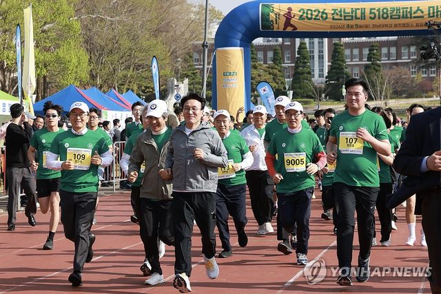 전남대 518캠퍼스 마라톤 대회 출발하는 김민석 총리