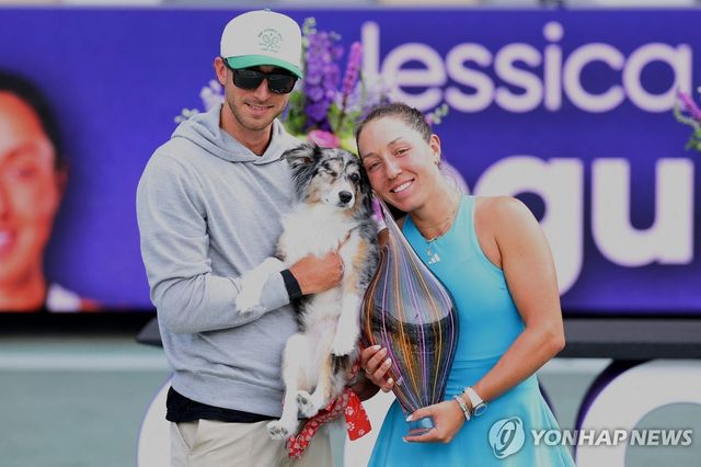 남편, 반려견과 함께 우승 기념사진을 찍은 페굴라(왼쪽부터). 