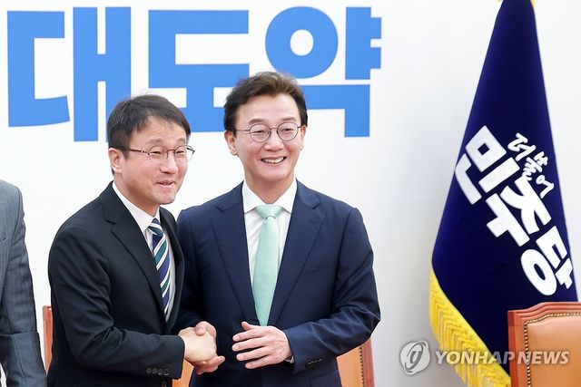 인사하는 민주당 한병도 원내대표-전재수 의원