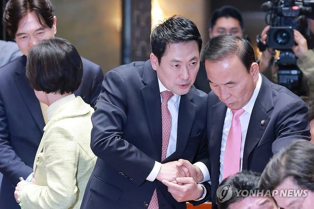 국민의힘 의원총회 참석하는 장동혁 대표