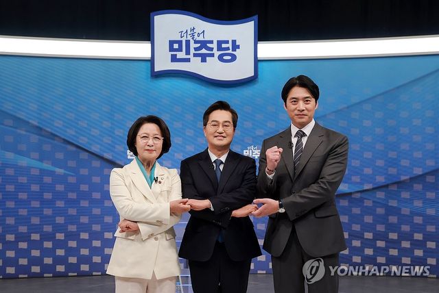 토론회 앞서 기념 촬영하는 민주당 추미애-김동연-한준호 후보