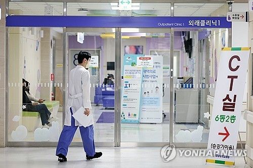 한 지역 국립대병원서 이동하는 의료진 모습