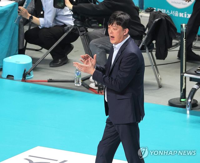 선수들 격려하는 이영택 감독