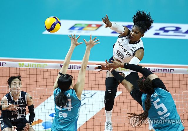 공격하는 한국도로공사 모마