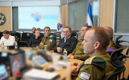 전황 평가 회의에 참석한 이스라엘 카츠 이스라엘 국방부 장관((가운데)