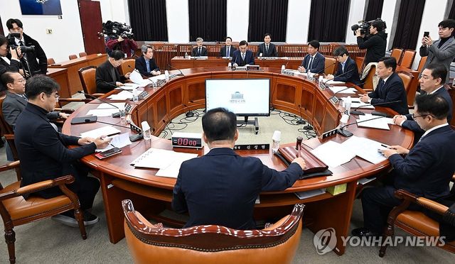 의사봉 두드리는 신성범 위원장