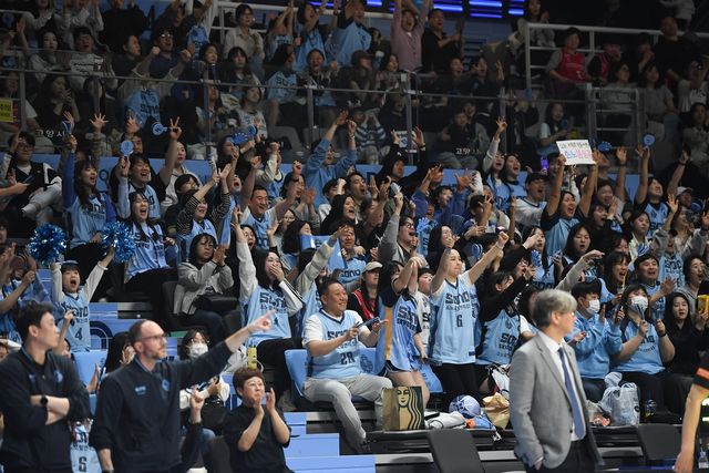응원전 펼치는 소노 팬들