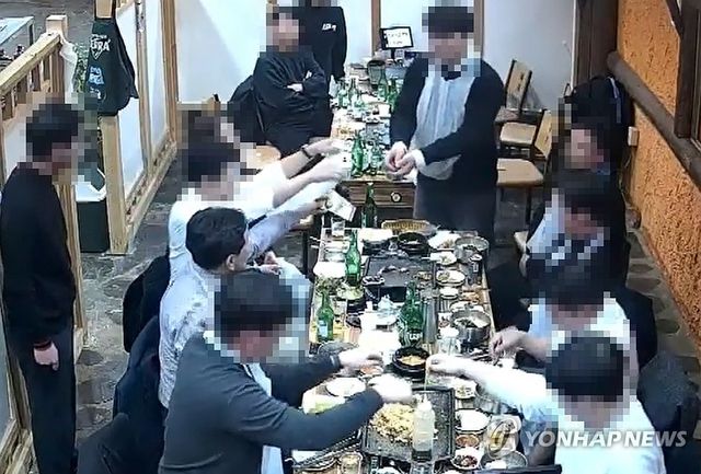 청년들에게 현금 건네는 김관영 전북도지사