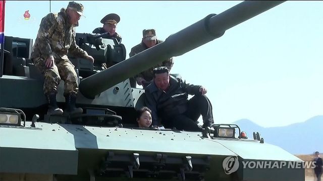 신형 전차 직접 조종하는 김정은 딸 주애