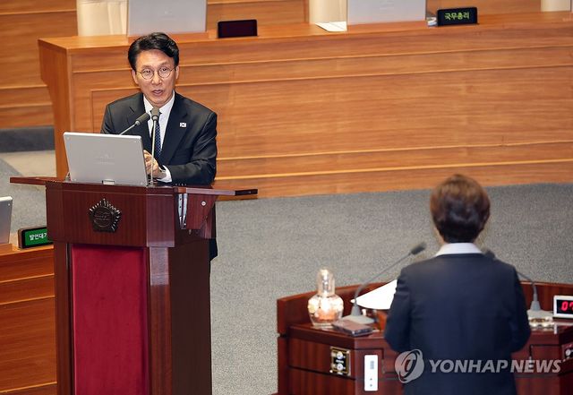 경제 분야 대정부 질문 답하는 김민석 총리