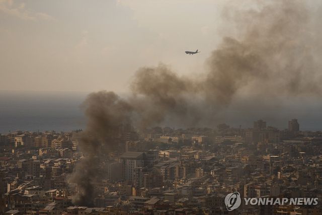 5일 레바논 베이루트 남부 외곽 지역에서 연기가 치솟는 모습