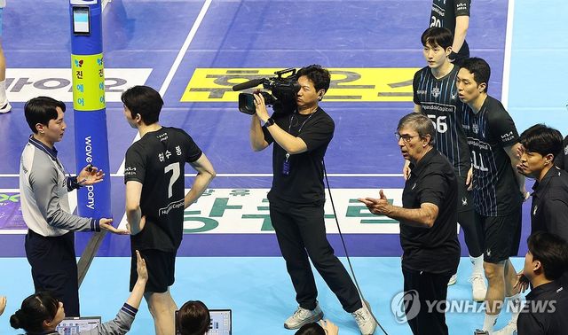 비디오 판독 항의하는 현대캐피탈 블랑 감독