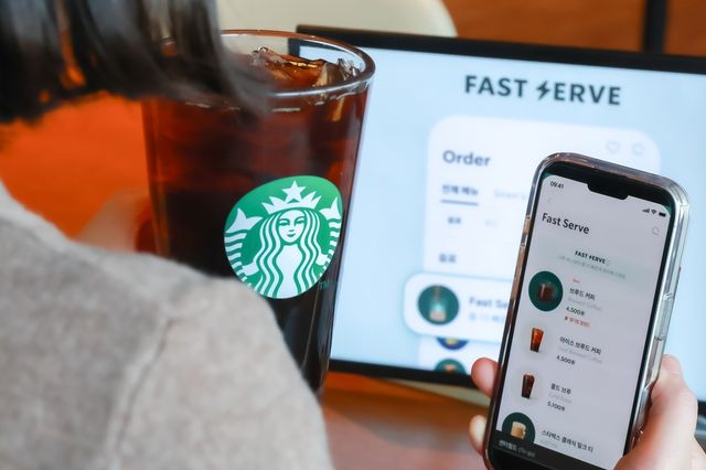 스타벅스, 출근길 빠르게 커피 받는 '패스트 서브' 운영 - 1