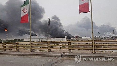 공습후 연기가 치솟는 이란 마슈하르 석유화학 특구. 기사 내용과 직접 관련 없음.