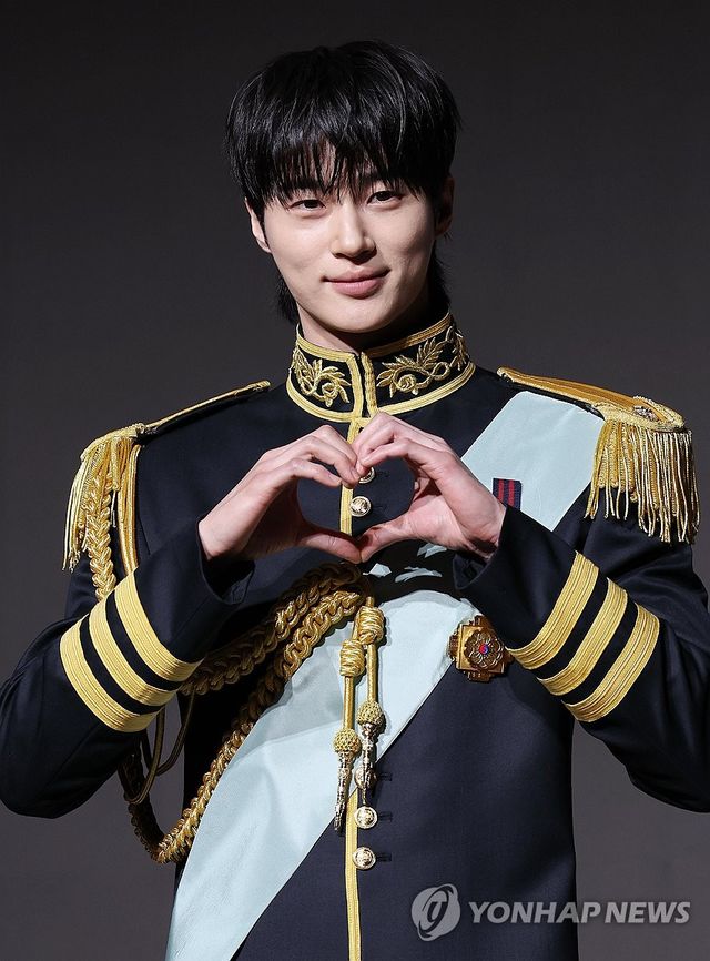 하트 만드는 변우석