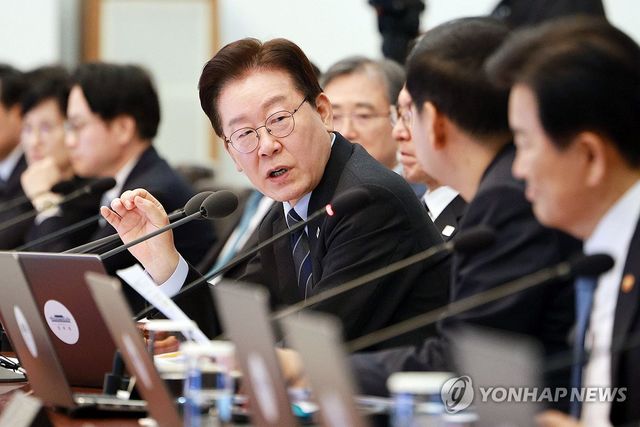 구윤철 부총리와 대화하는 이재명 대통령