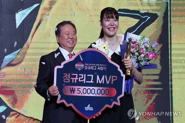 KB스타즈 박지수, 정규리그 MVP 수상
