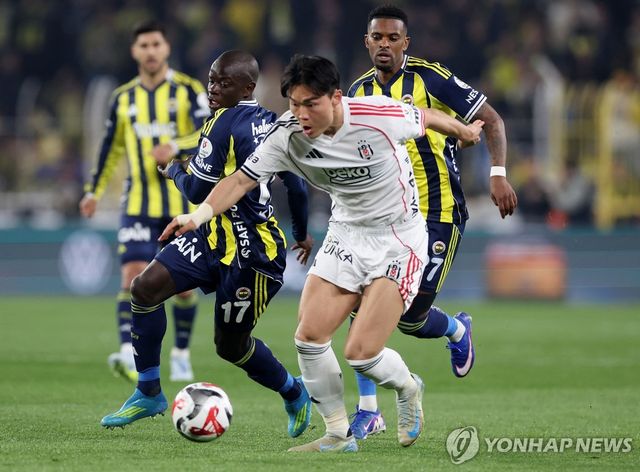 페네르바체와 경기에서 공을 모는 베식타시 오현규(맨 앞).