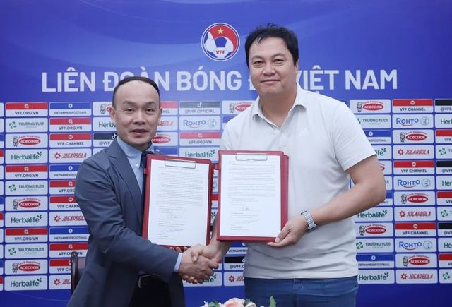 계약 연장한 이운재 베트남 축구대표팀 골키퍼 코치(오른쪽).