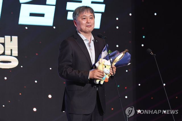 지도상 수상소감 밝히는 하나은행 이상범 감독