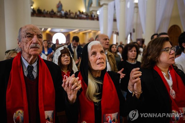 5일 베이루트 성 안토니오 교회에서 열린 부활절 미사에서 기도하는 레바논 마로니트 기독교인들