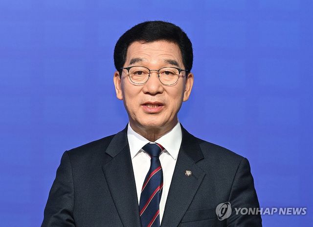 민주당 경선 TV 토론회에서 발언하는 신정훈 후보