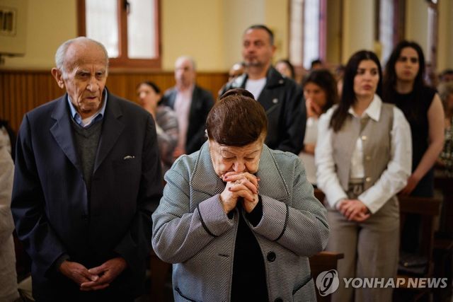 5일 베이루트 성 안토니오 교회에서 열린 부활절 미사에서 기도하는 레바논 마로니트 기독교인들