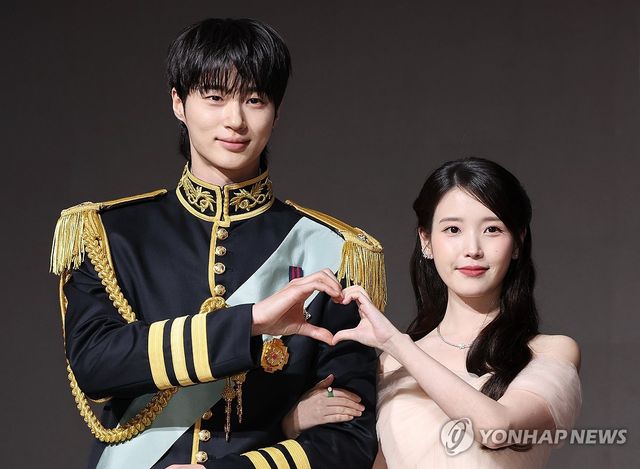 드라마에서 호흡 맞춘 아이유-변우석