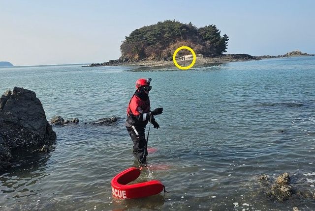 인천 선재도 딴두부리섬 고립된 외국인들
