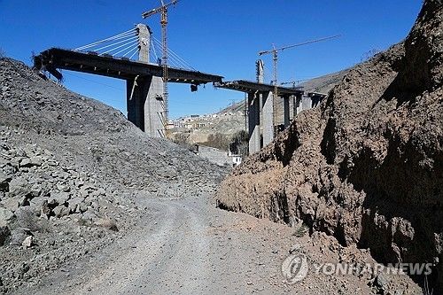 (카라지 AP=연합뉴스) 공습으로 파괴된 이란 카라지 소재 B1 교량의 피격 다음날인 2026년 4월 3일 모습. (AP Photo/Vahid Salemi) 2026.4.6.