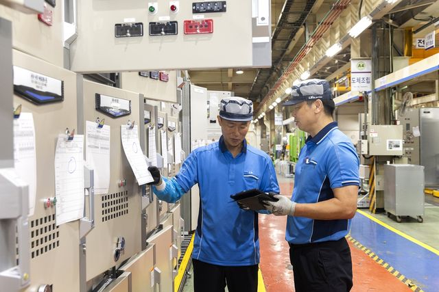 LS일렉트릭 청주 공장에서 배전반을 최종 점검하는 직원