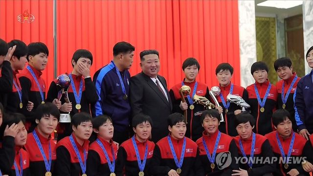 김정은, 'U-17 여자 월드컵 우승' 선수들과 사진 촬영