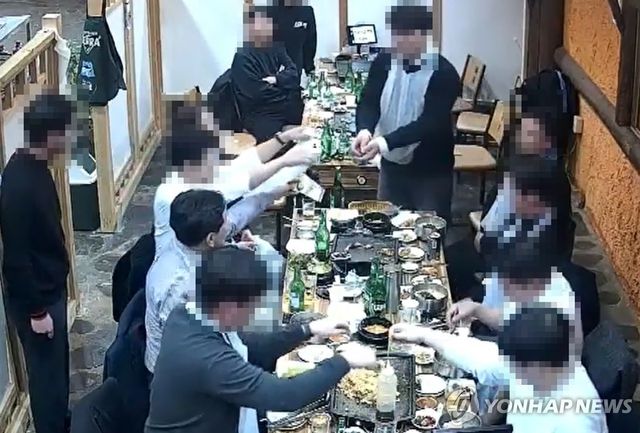 김관영 전북지사가 돈을 건네는 장면