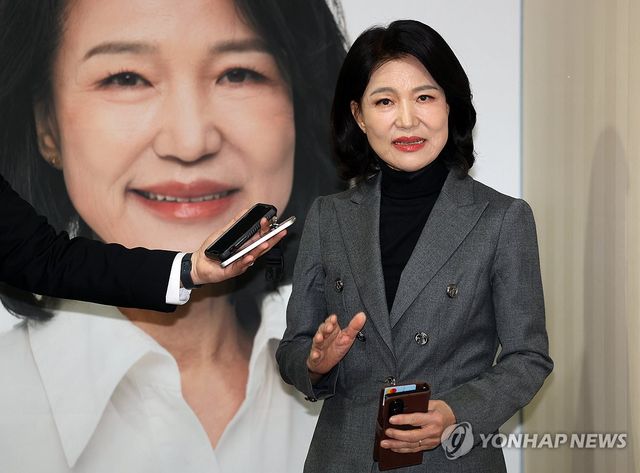 기자들의 질문에 답하는 이진숙