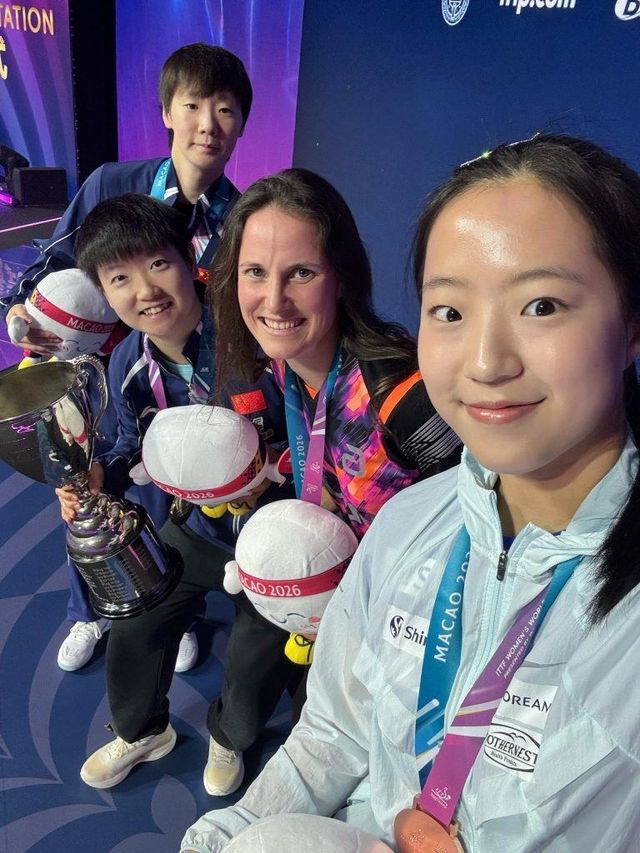 시상식에서 쑨잉사(앞에서 3번째) 등과 함께한 신유빈(맨 앞)