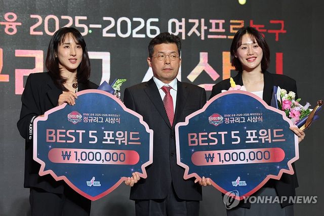 베스트5 포워드 부문 수상한 김단비ㆍ강이슬
