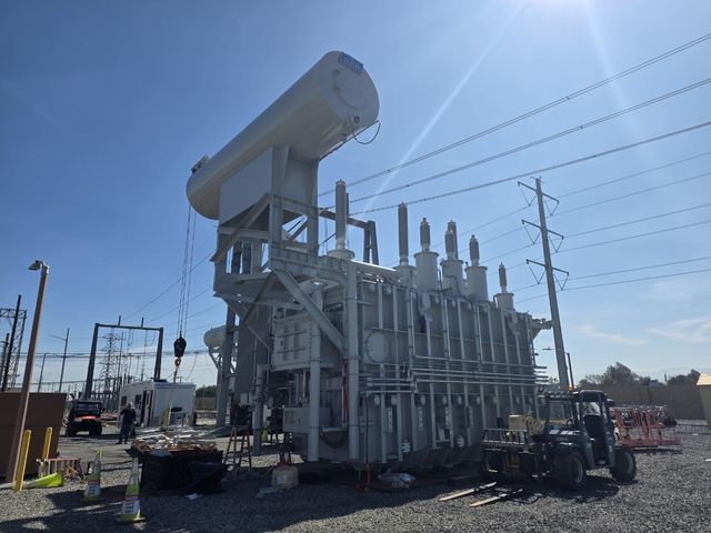 캐나다에 설치 중인 245㎸급 초고압 변압기