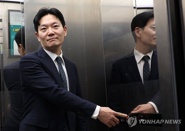 증인선서 거부하고 대기 장소 이동하는 박상용 검사