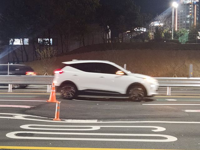 전날 발생한 수영강변지하차도 도로 단차